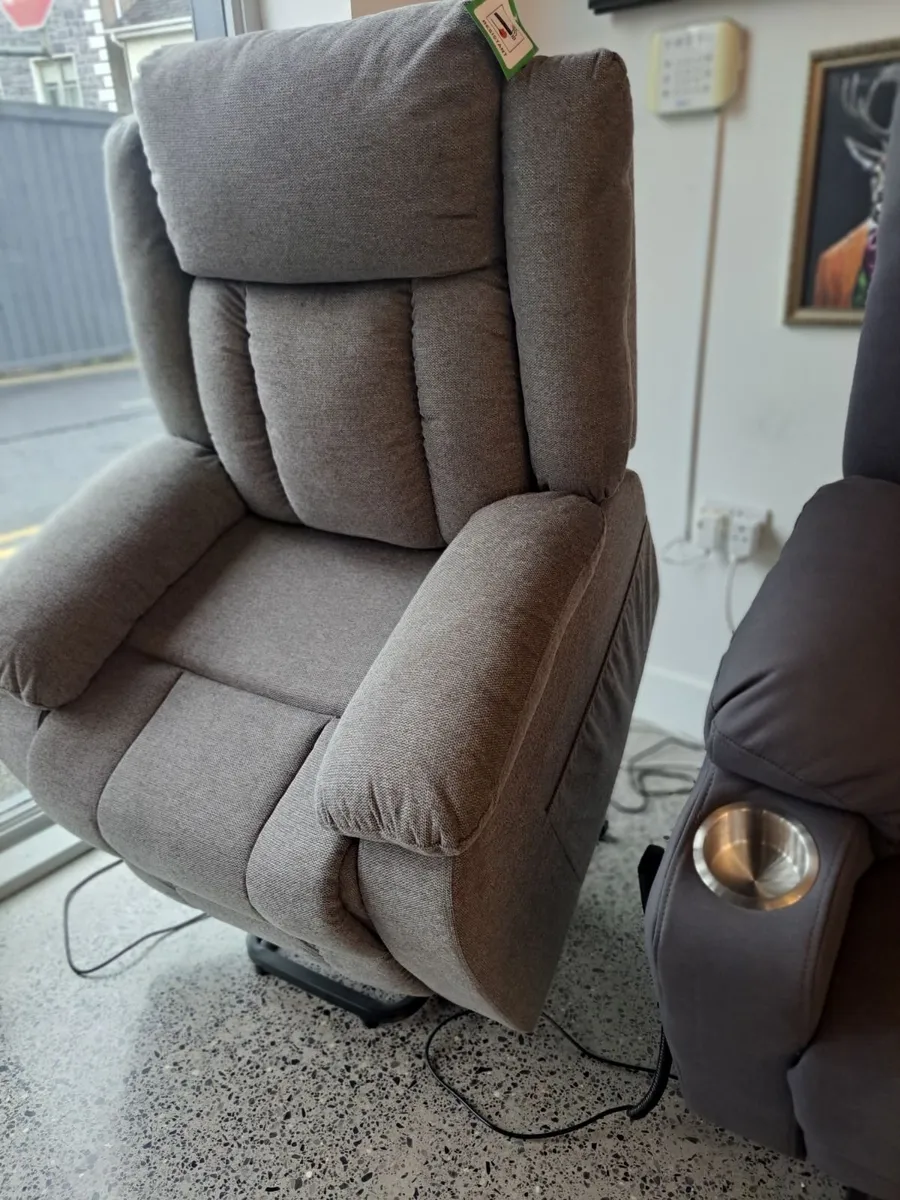 Lift and rise recliner - Image 1