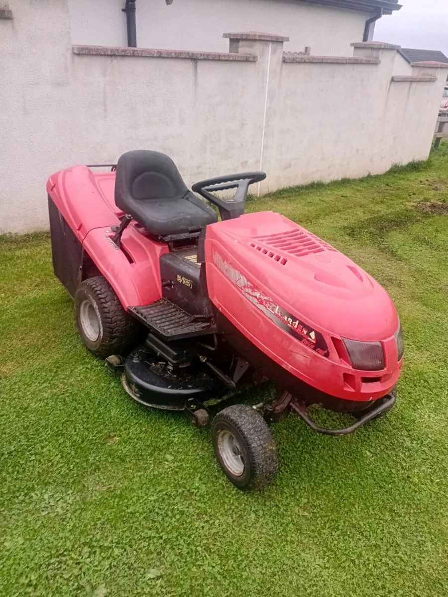 Ride on lawnmower - Image 1