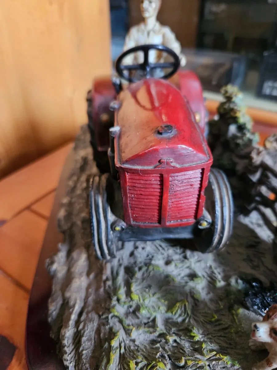 Leonardo Collection Farm Tractor Diorama - Image 3