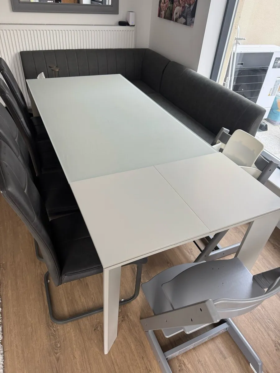Extendable dining table. - Image 1