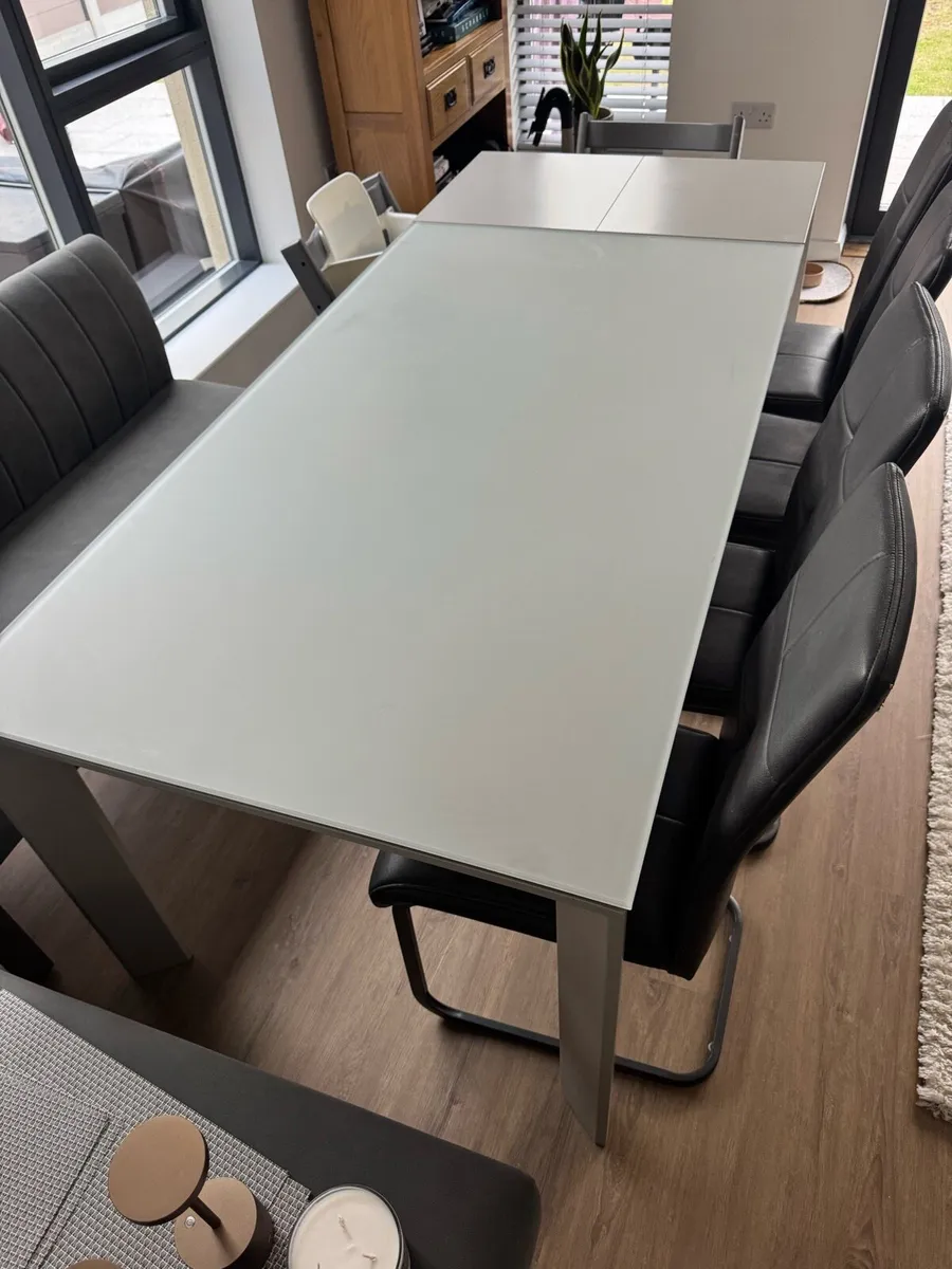 Extendable dining table. - Image 2