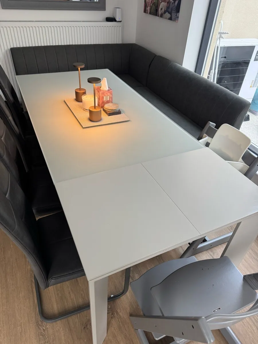 Extendable dining table. - Image 3