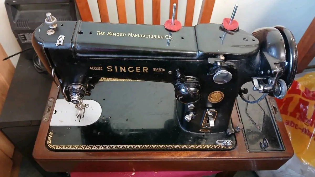 1950s Singer Sewing Machine - Image 4