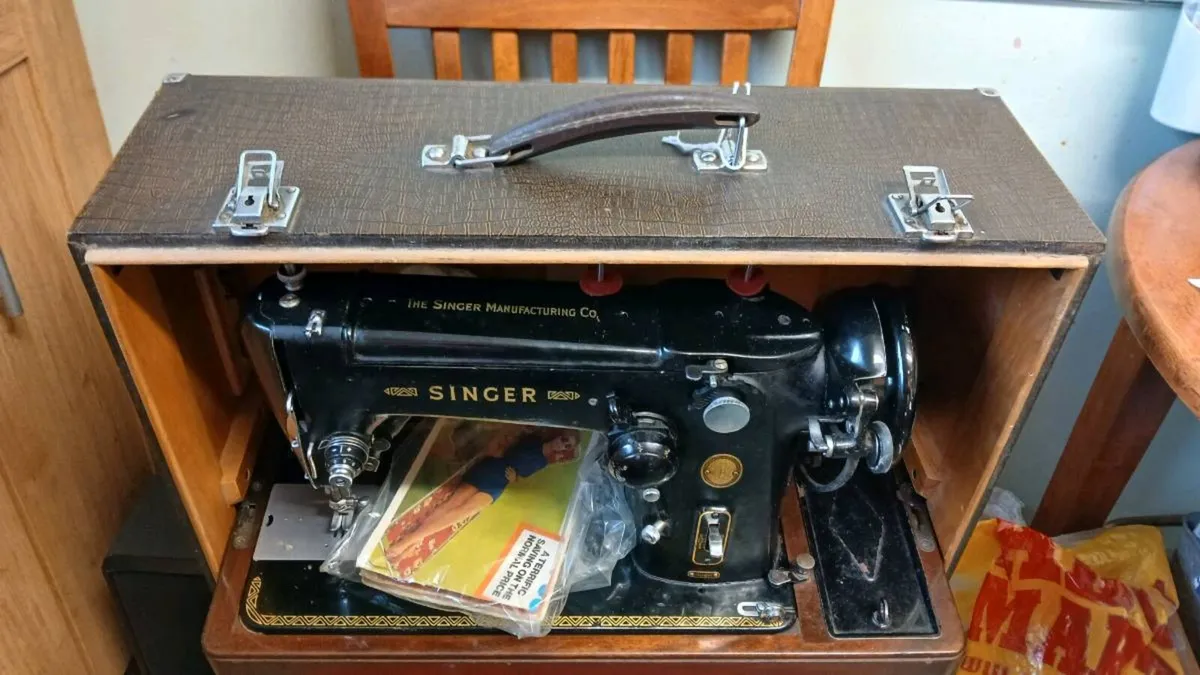 1950s Singer Sewing Machine - Image 1