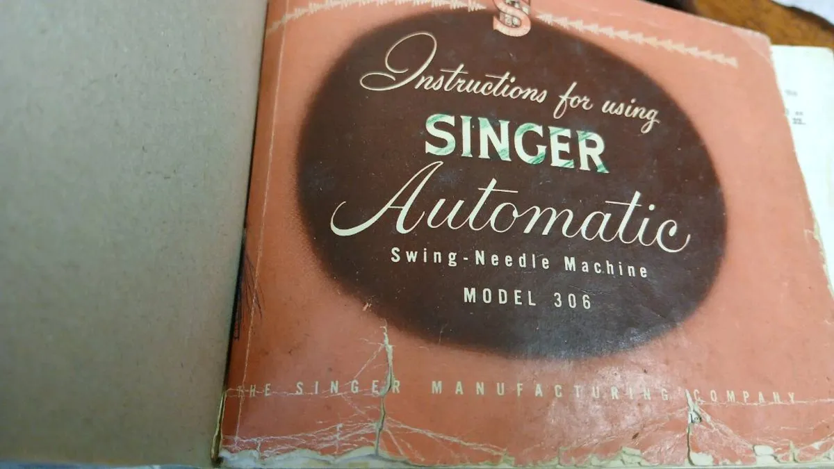 1950s Singer Sewing Machine - Image 2
