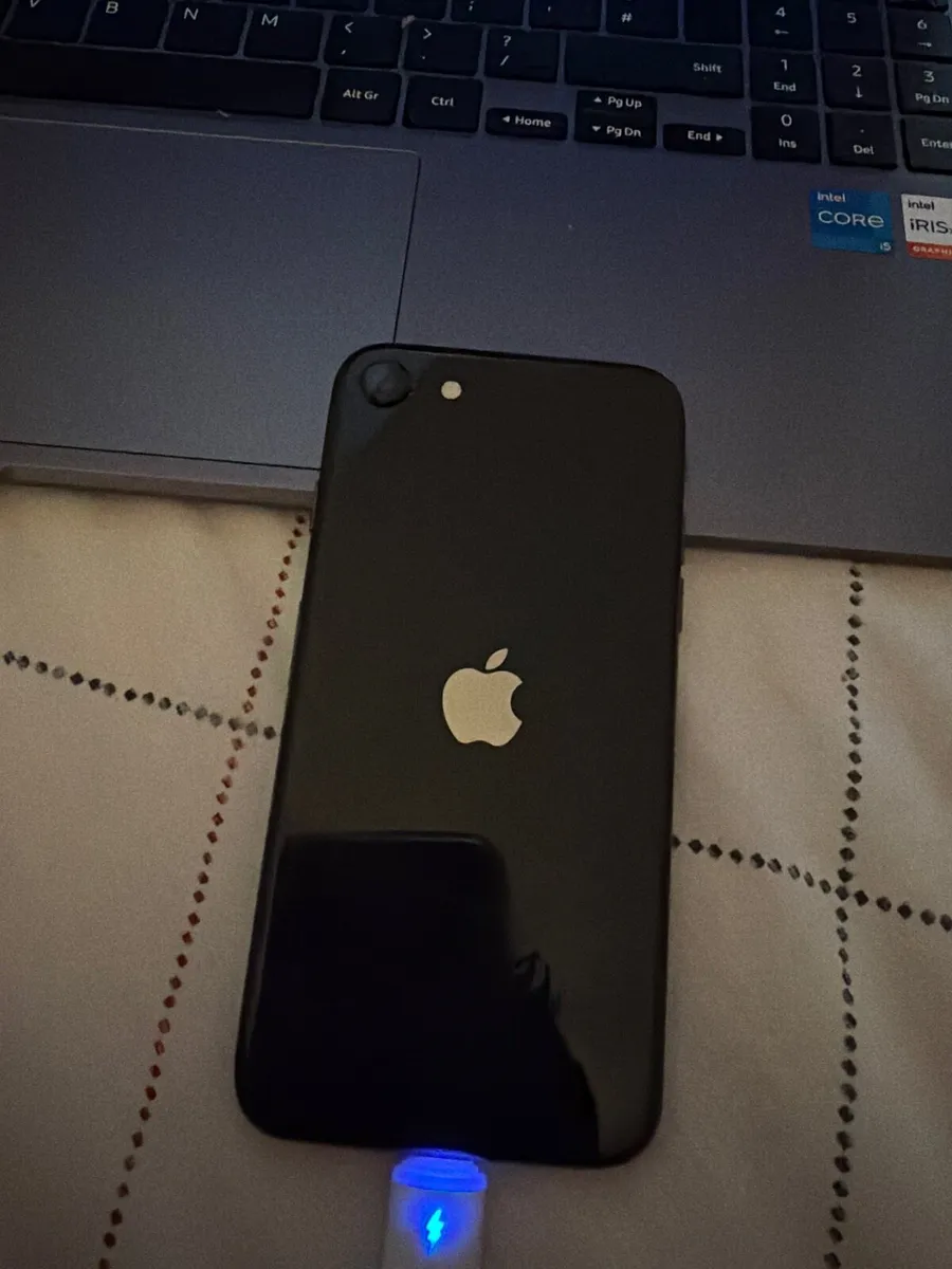 iPhone SE - Image 2