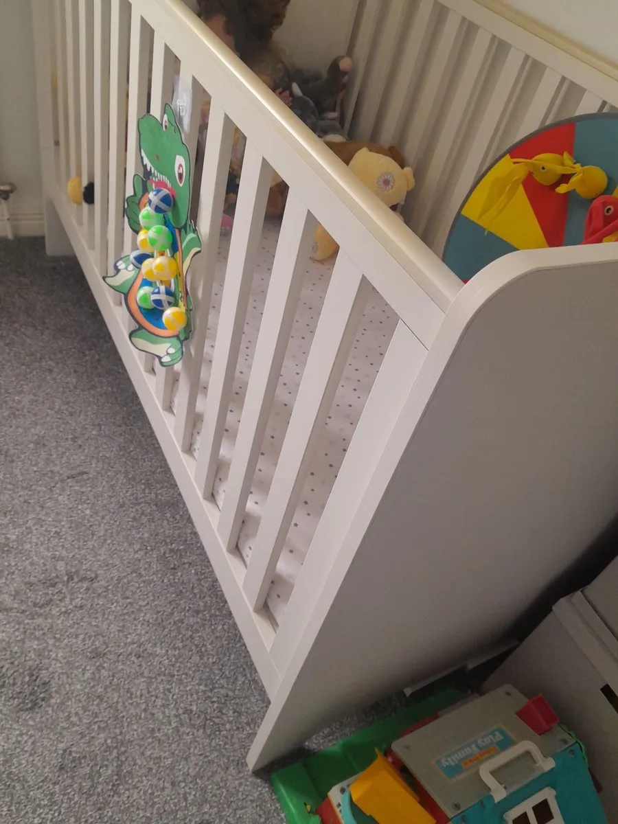 Childs cot - Image 2