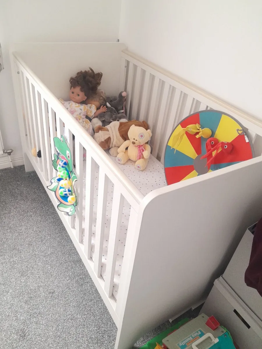 Childs cot - Image 4