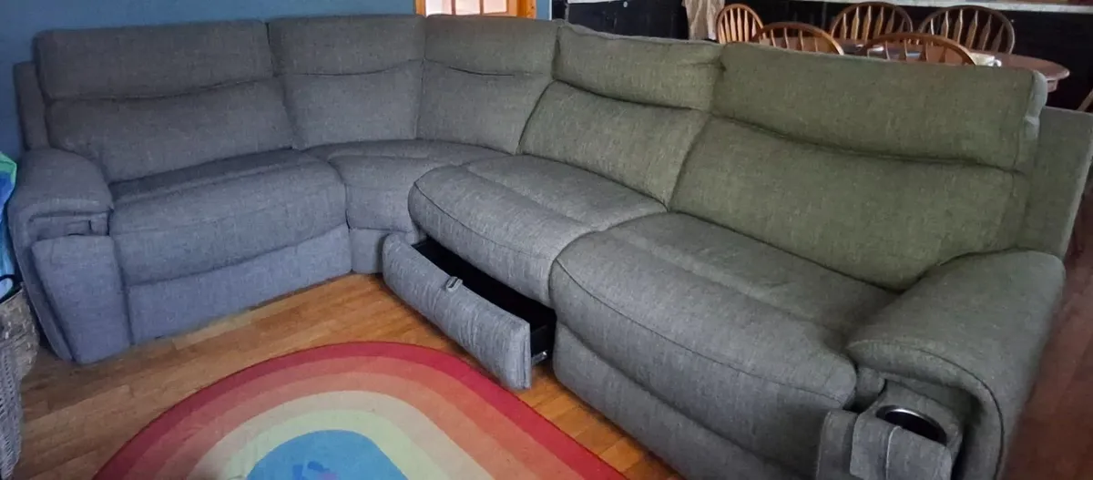 Corner couch - Image 1