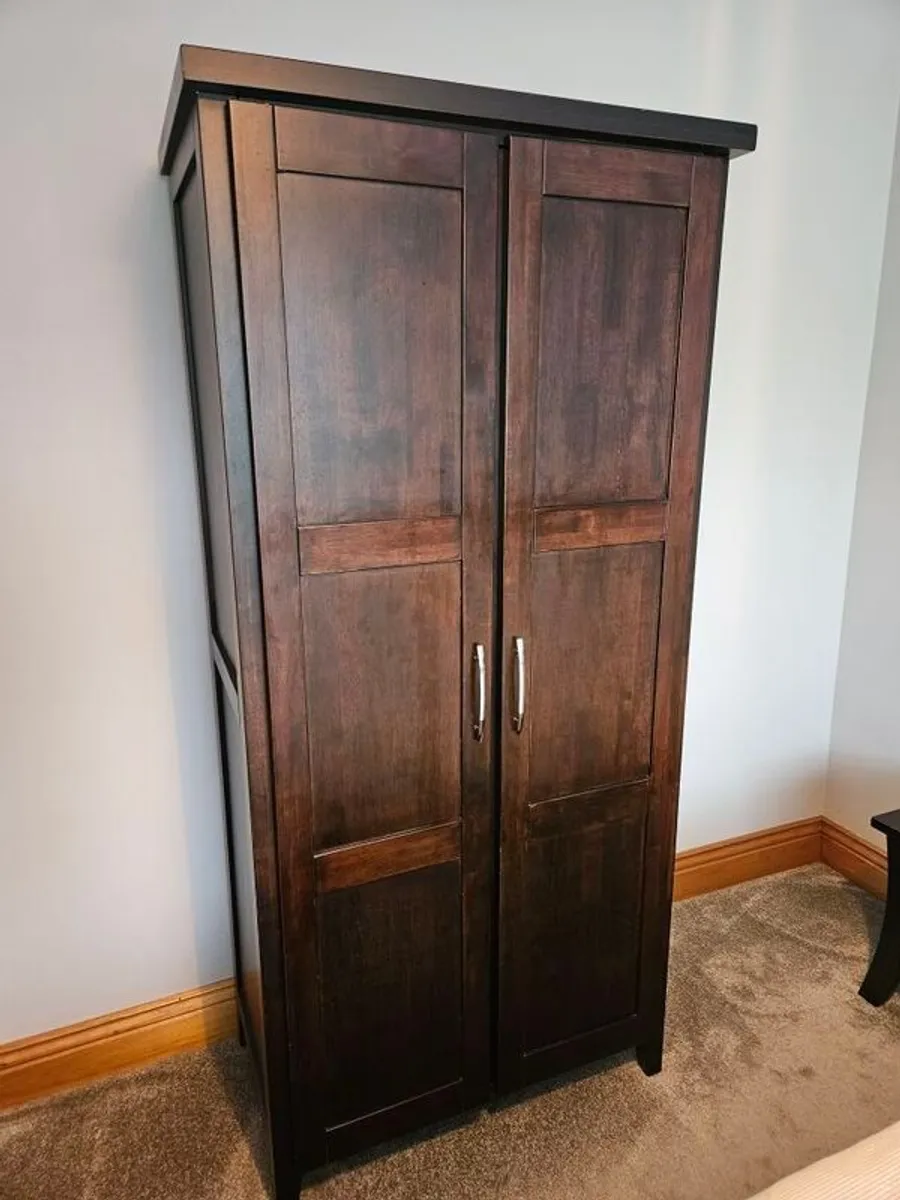 King size bed, 2 x lockers, 1 wardrobe and 1 chest of drawers - Image 4