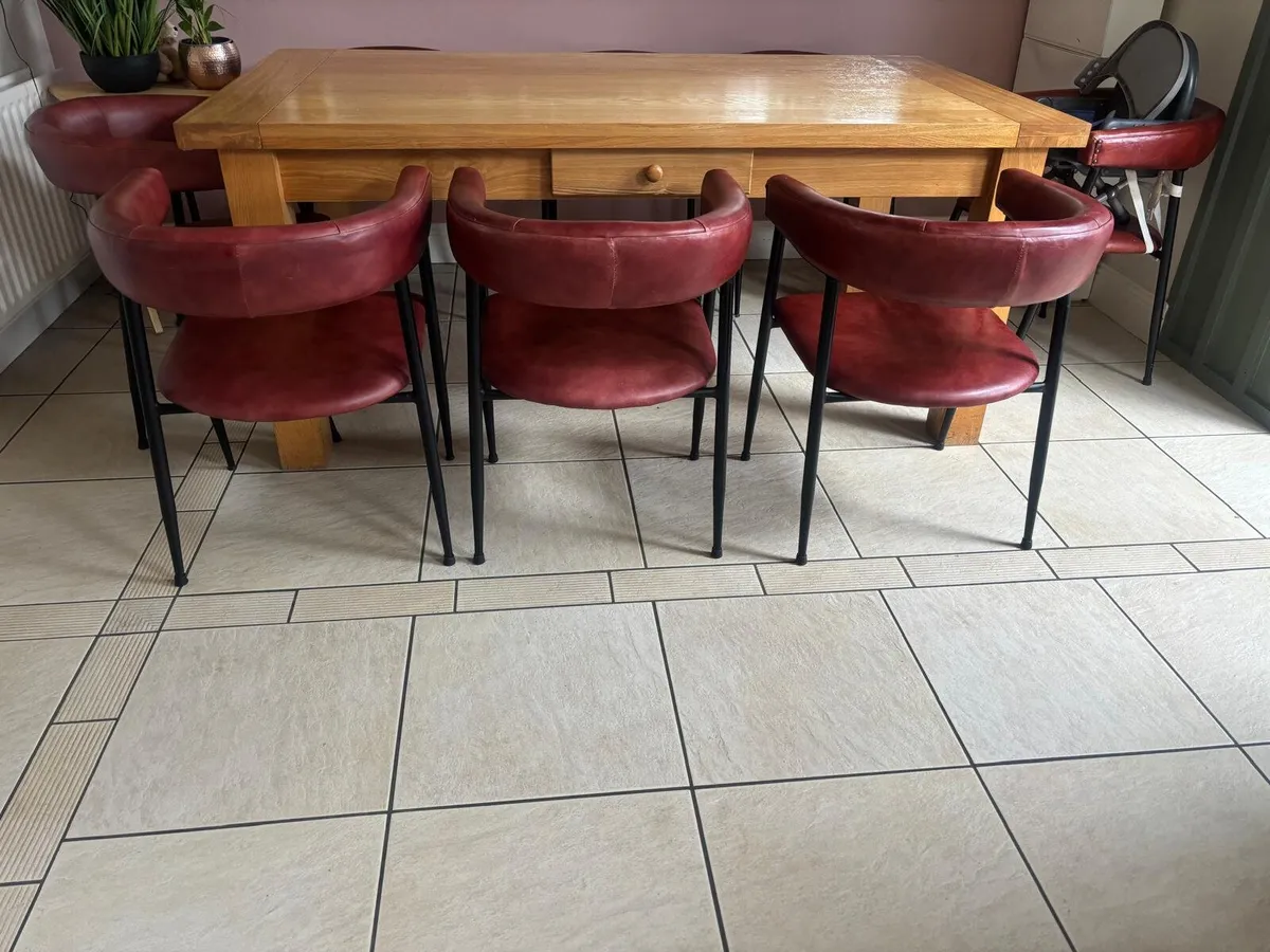 Oak table and chairs - Image 2