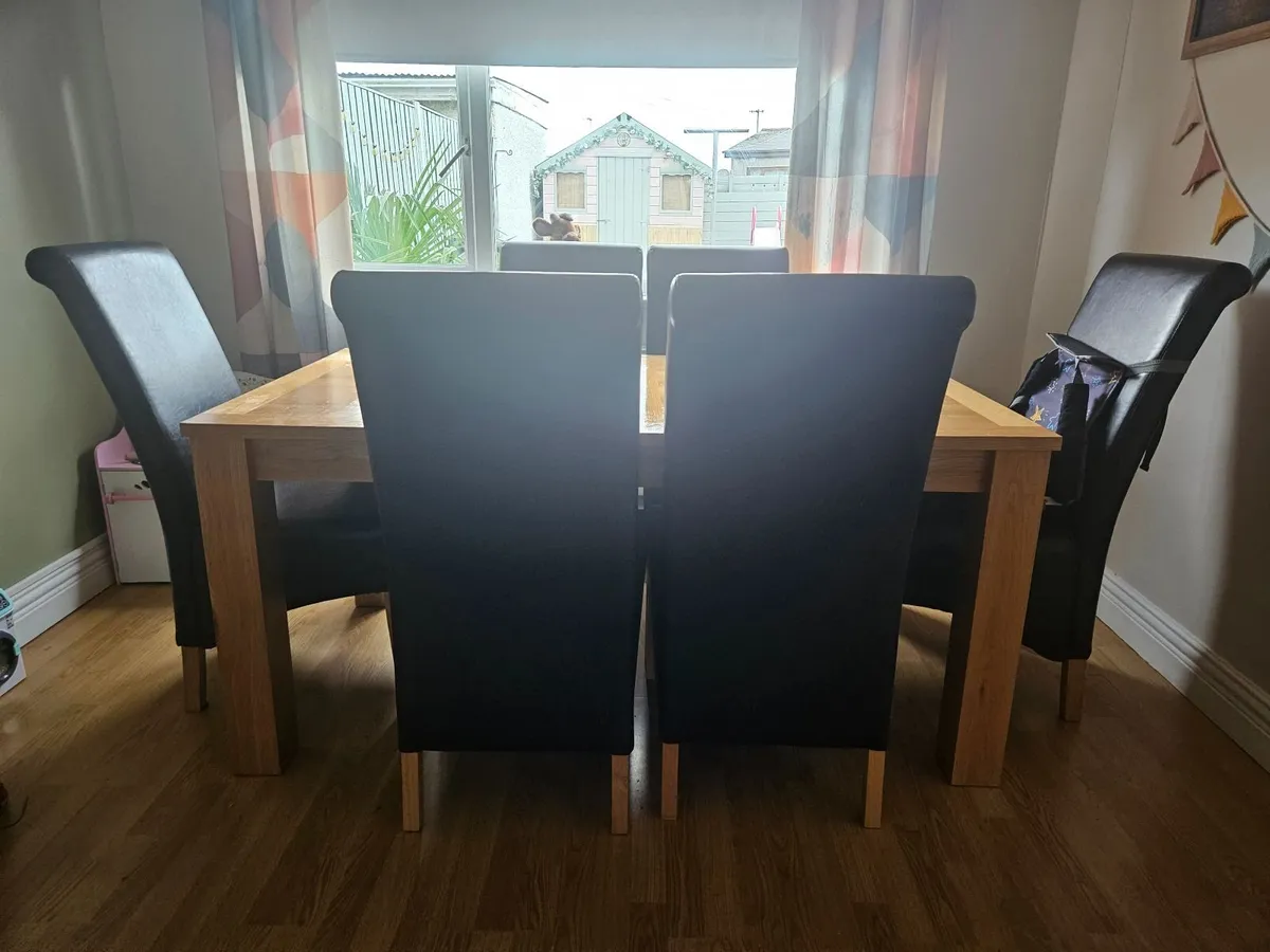 Extendable dining table and 6 chairs - Image 1
