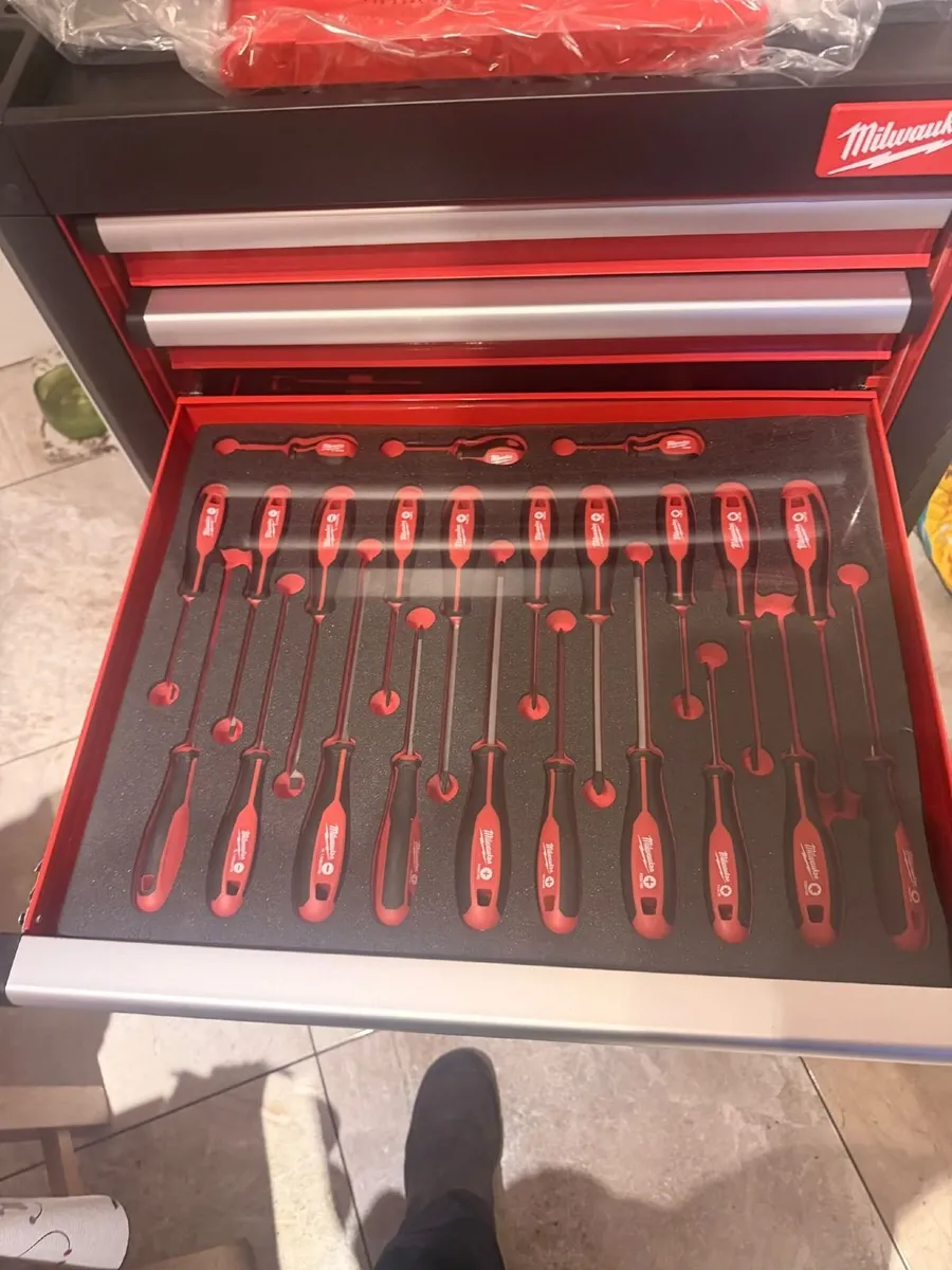 Milwaukee 227- piece Roller cabinet  tool set - Image 2