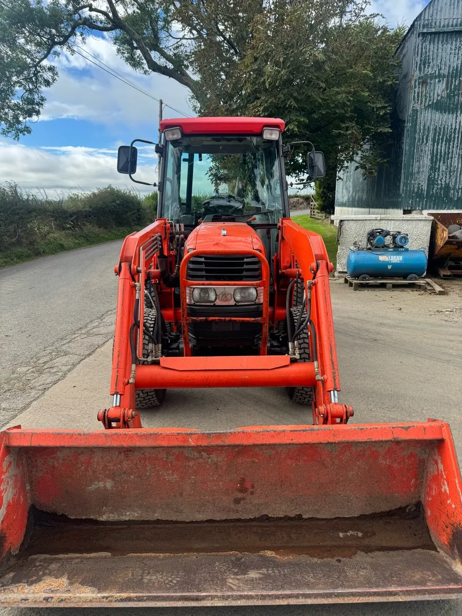 Kubota Compact Tractor with loader - Image 4