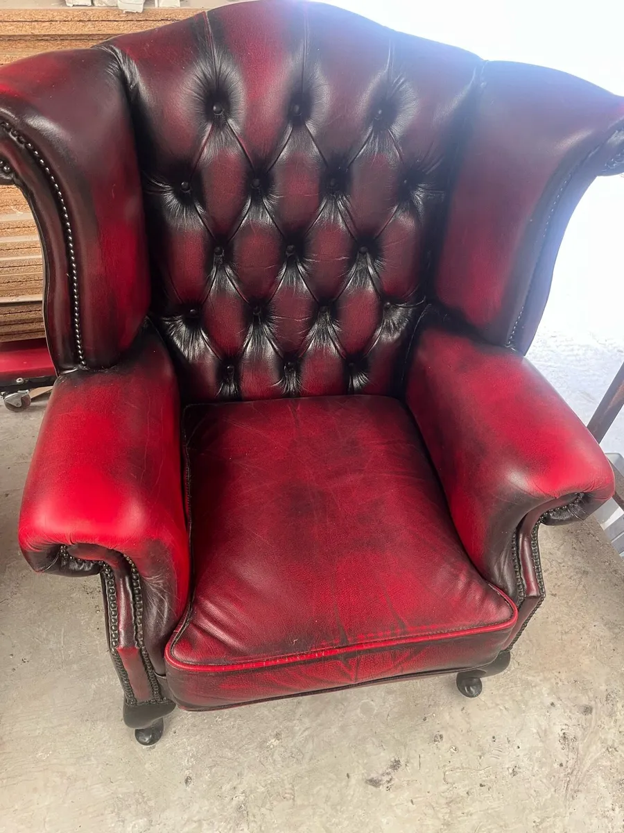 A fantastic blood red chesterfield 3+1+1 suite - Image 2