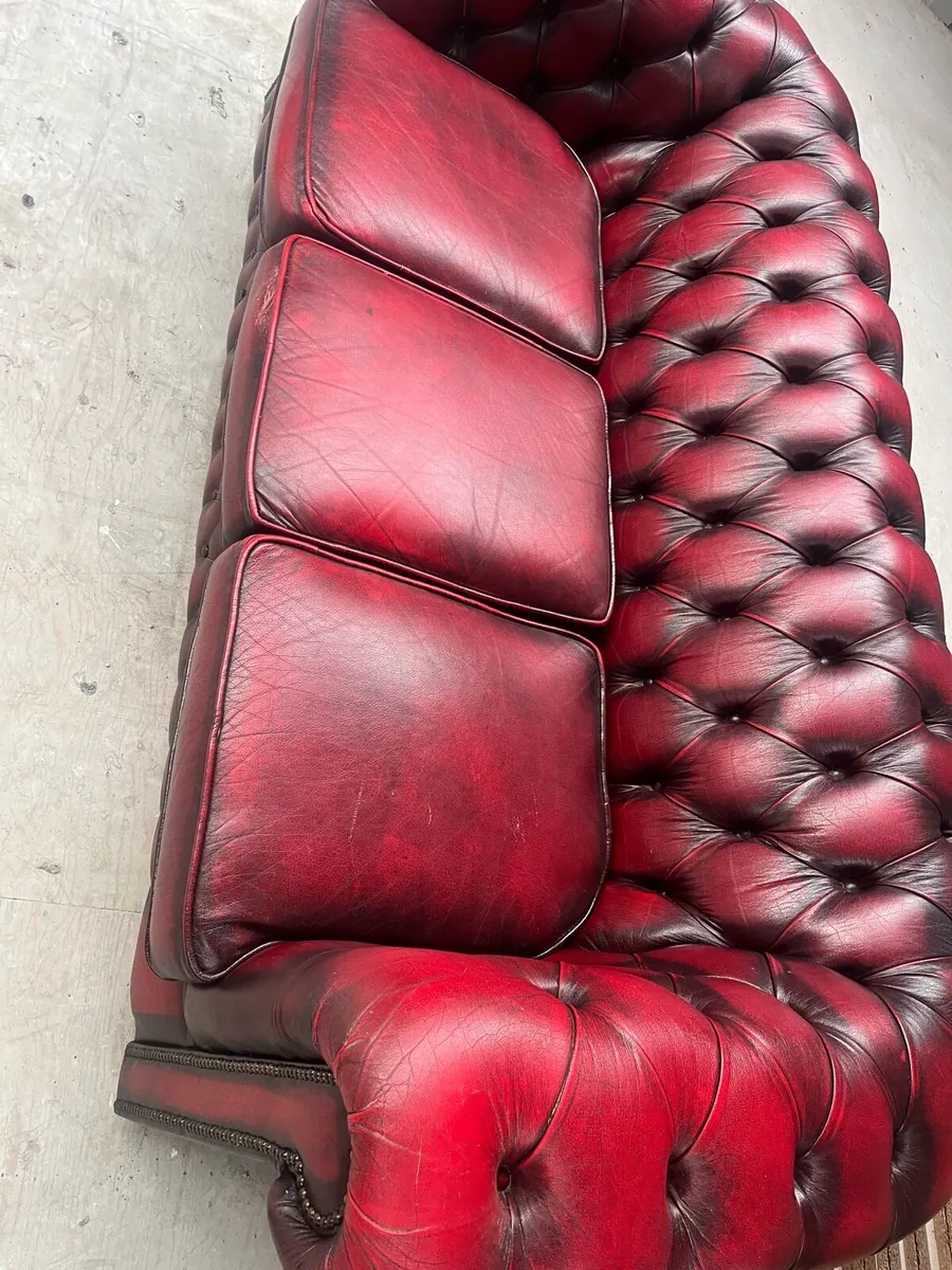 A fantastic blood red chesterfield 3+1+1 suite - Image 3