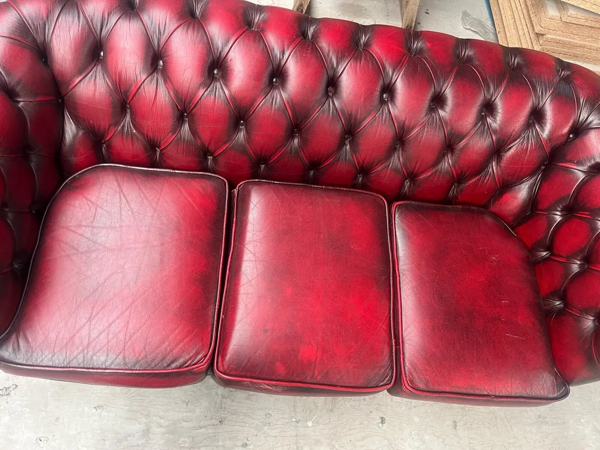 A fantastic blood red chesterfield 3+1+1 suite - Image 4