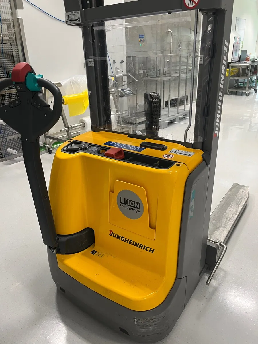 Pallet stacker - Image 1