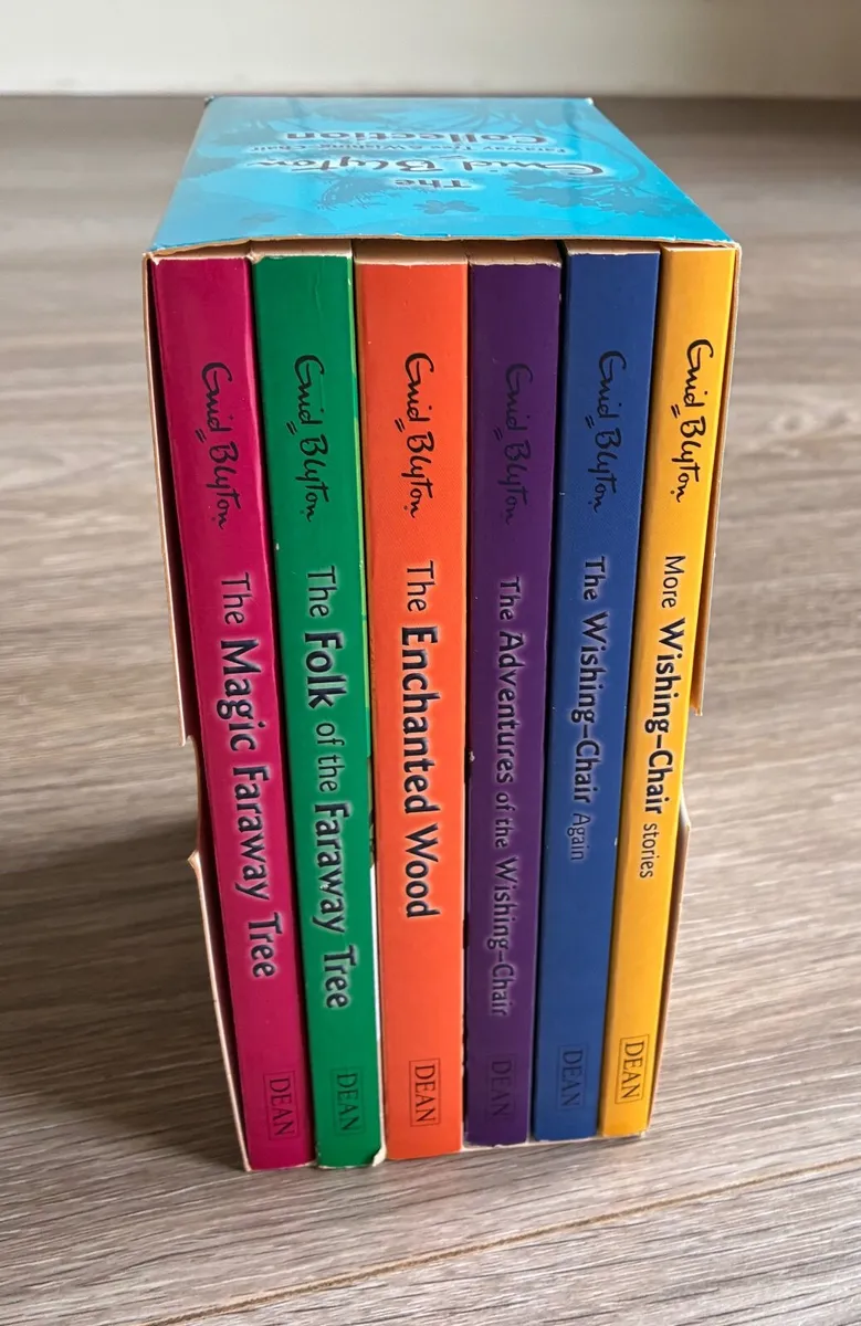 A collection of classic children's fantasy books w - Image 1