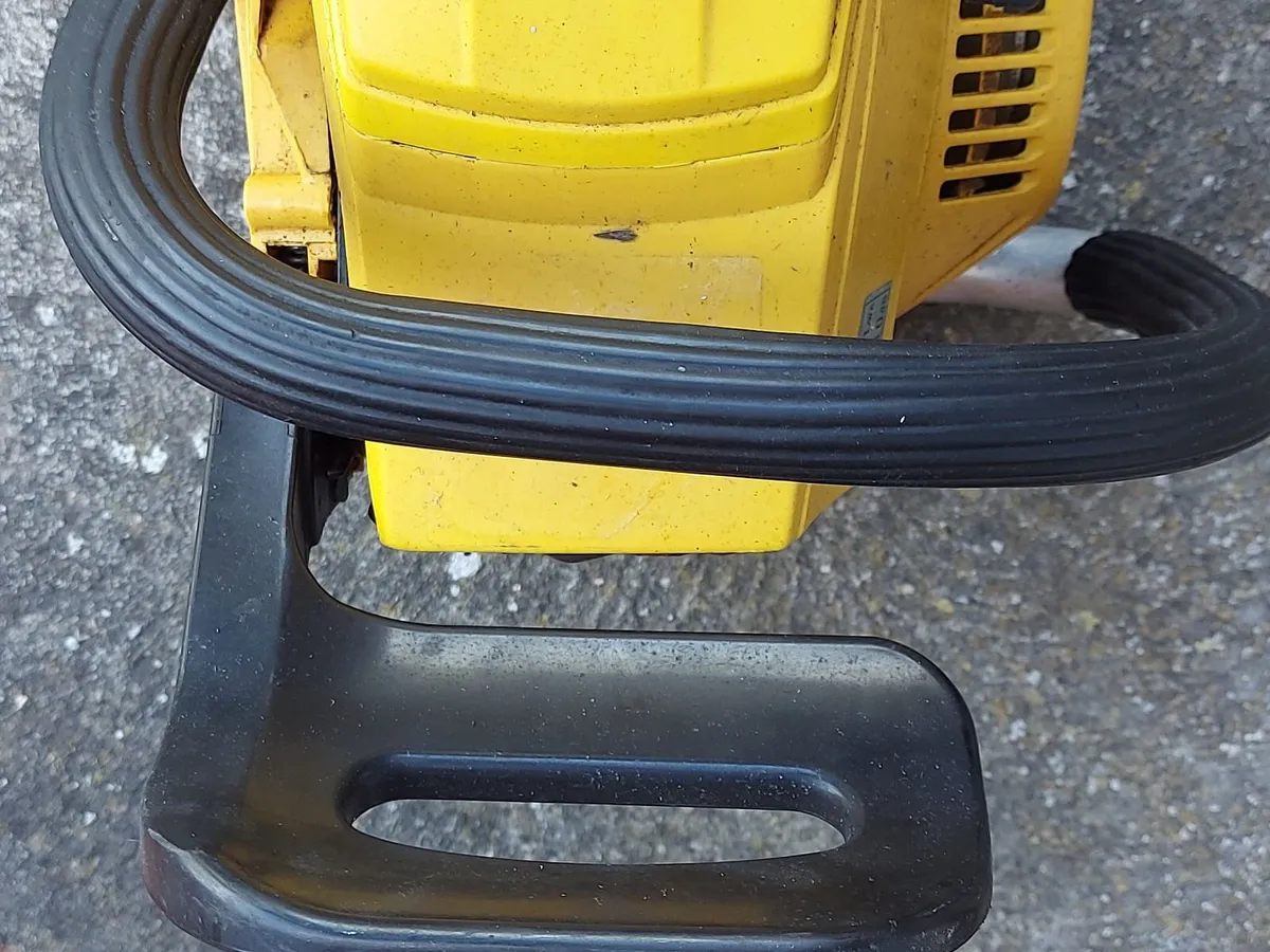 Petrol Chainsaw in new condition - Image 2