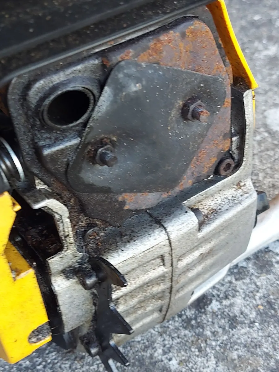 Petrol Chainsaw in new condition - Image 3