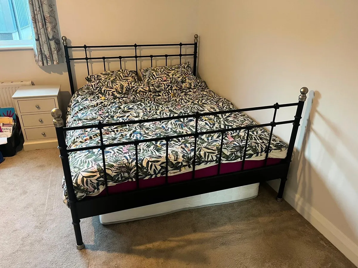 King size bed - Image 1