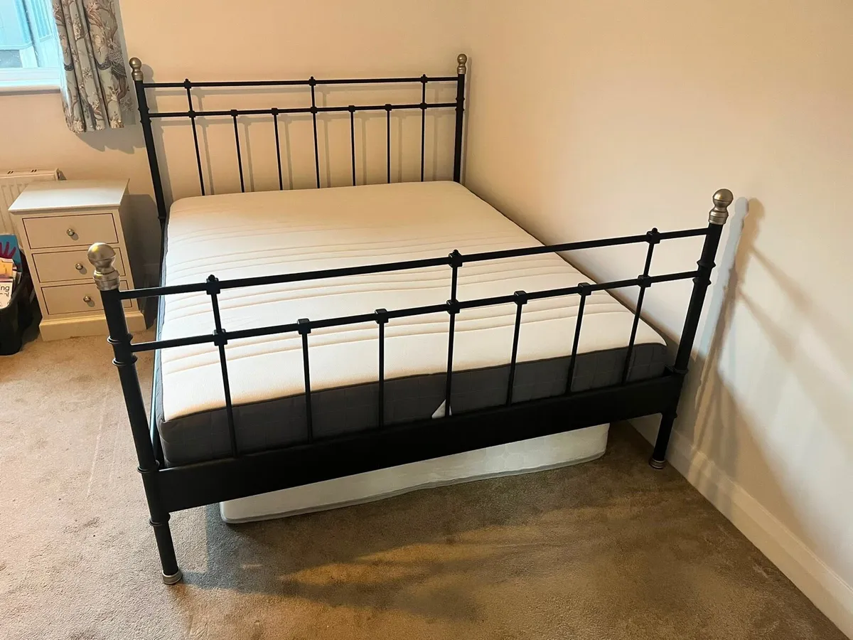 King size bed - Image 2