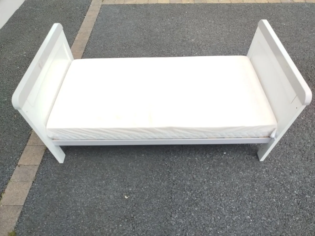 Kids bed and kids toys - Image 1