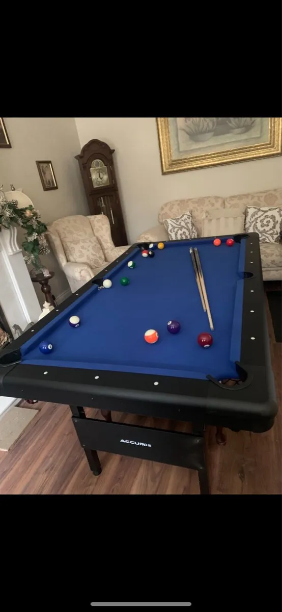 Pool table - Image 1