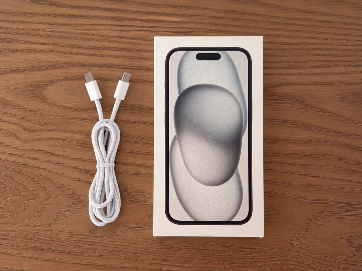 iPhone 15 Black 128GB – As New, Original Box - Image 4
