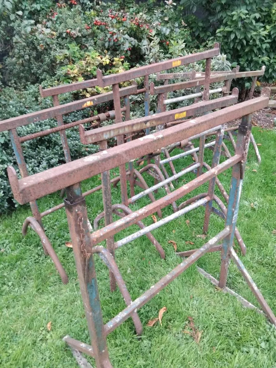 BAND STANDS - Image 1