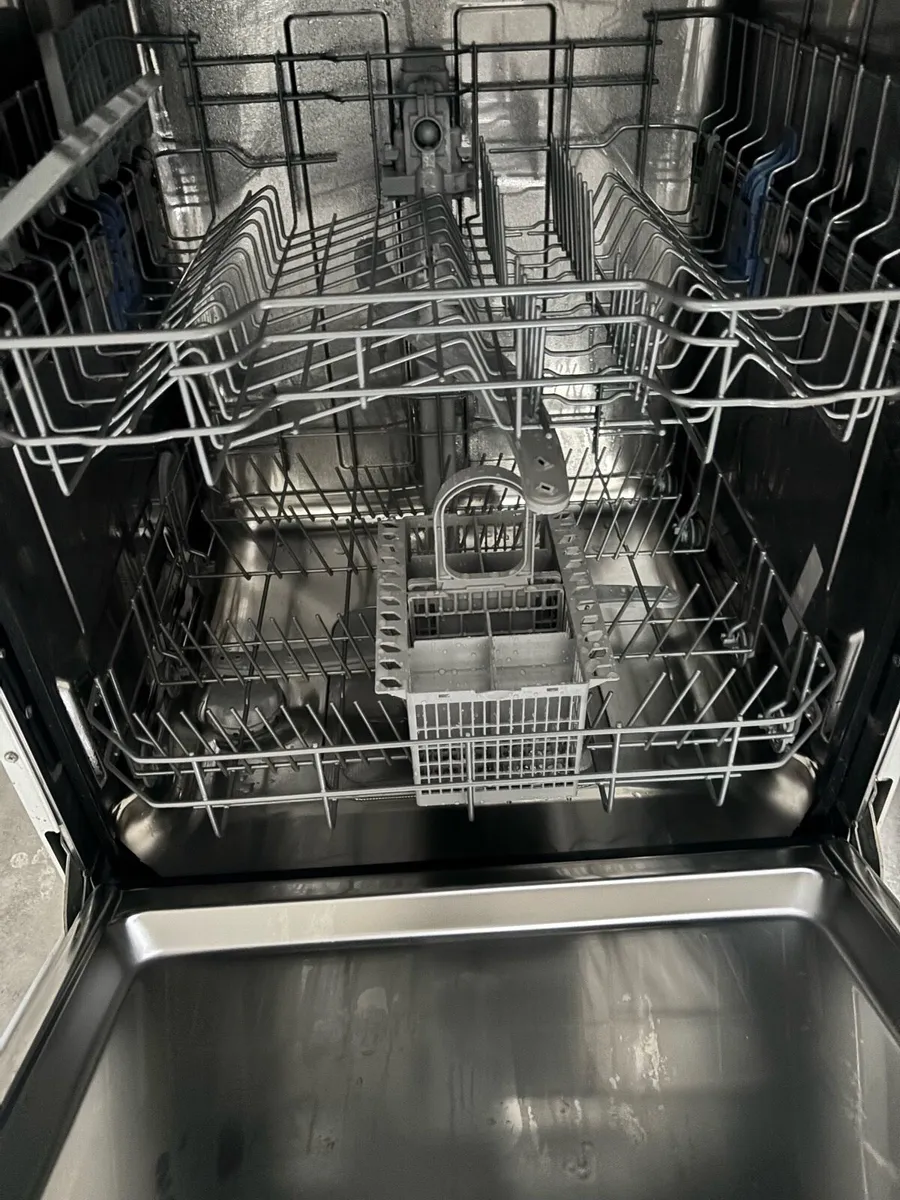 Indesit freestanding dishwasher - Image 2
