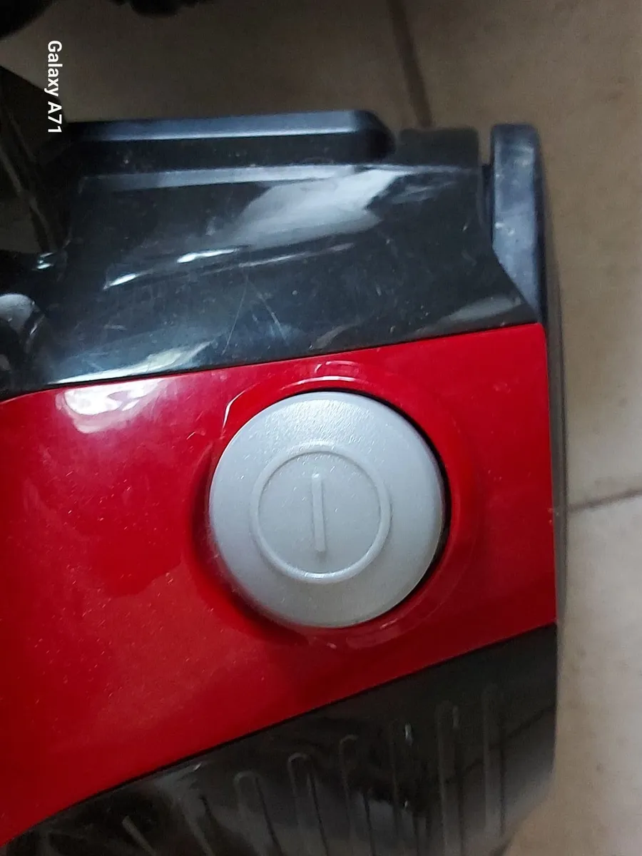 Essentials Vacuum Cleaner Model C700VC18, in excel - Image 4