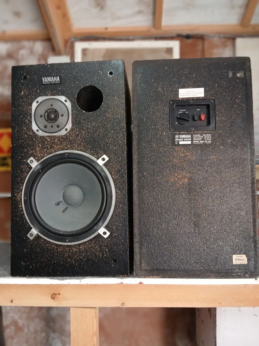 YAMAHA NR500 pair of speakers.