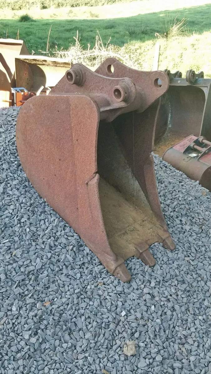 HITACHI 6 TON DIGGER BUCKET - Image 1