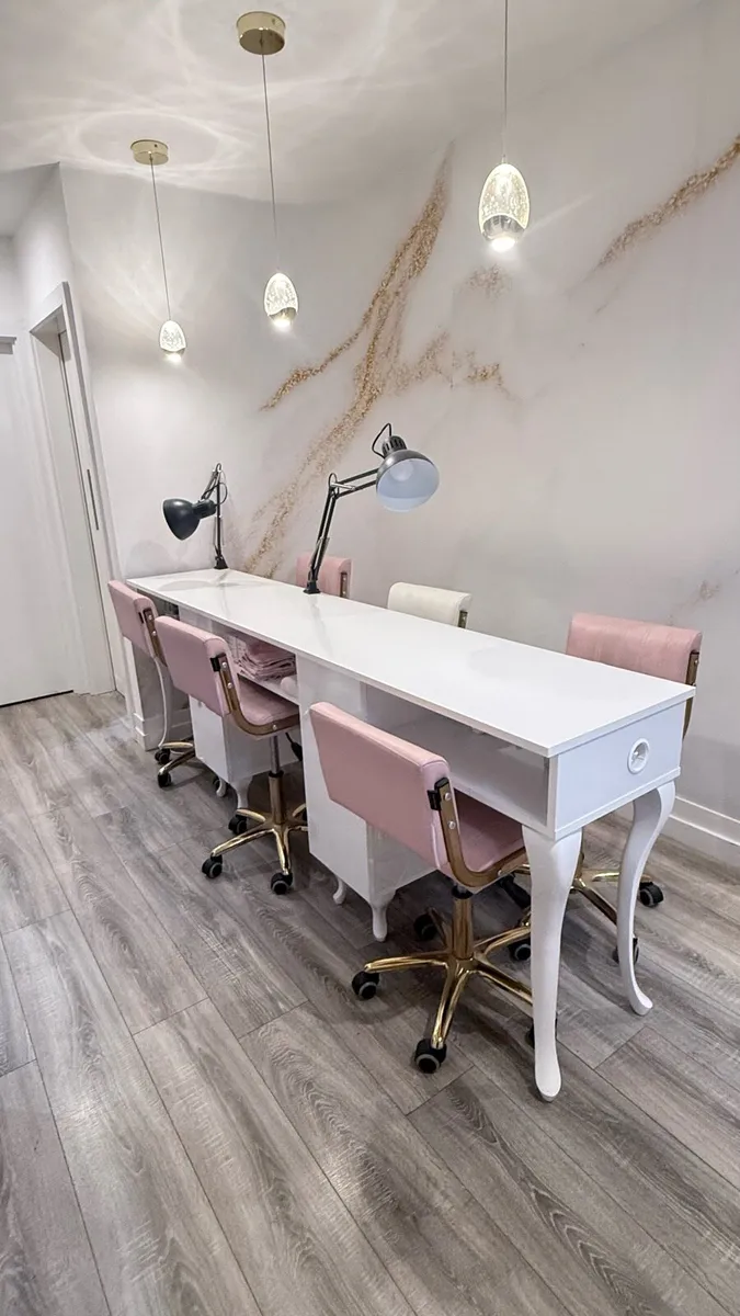 Triple nail table including x6 chair and 2 lamps - Image 1