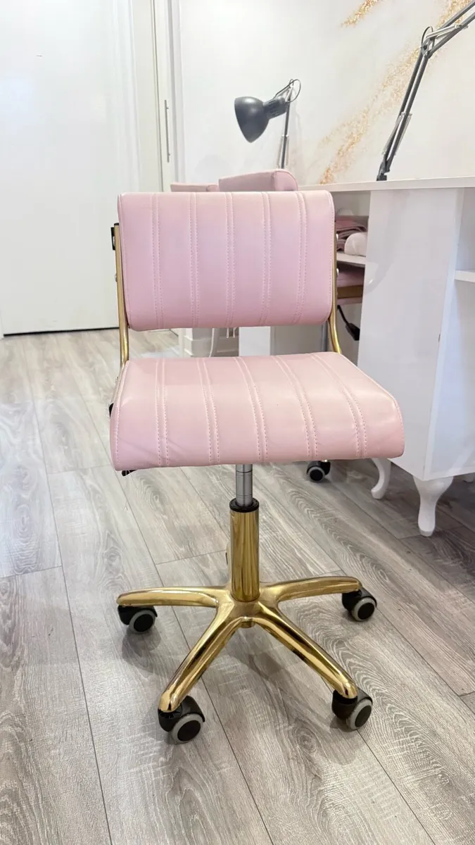 Triple nail table including x6 chair and 2 lamps - Image 2
