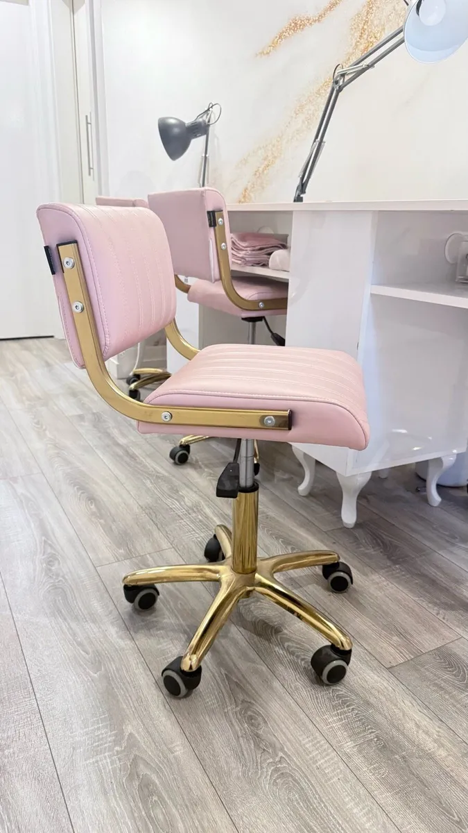Triple nail table including x6 chair and 2 lamps - Image 3