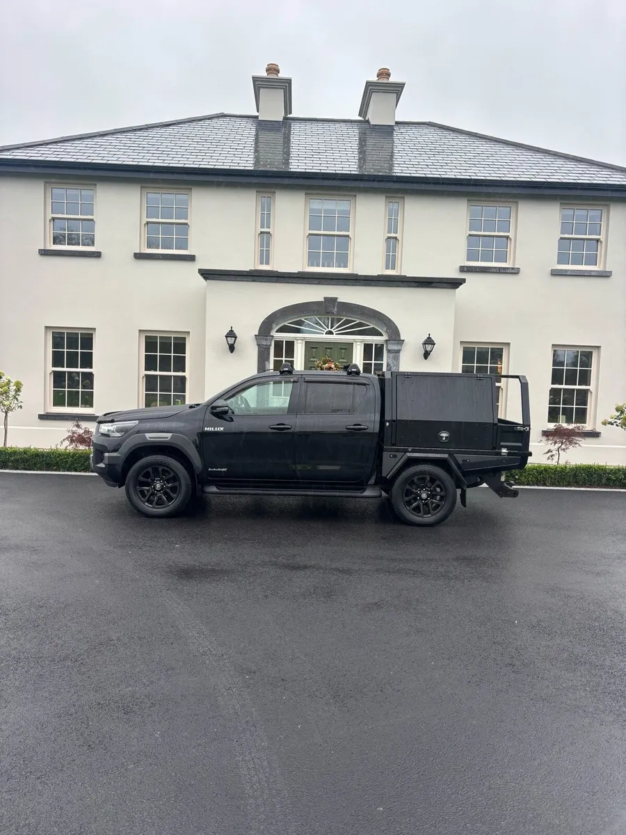 Toyota Hilux Invincible 2.8 Automatic - Image 3