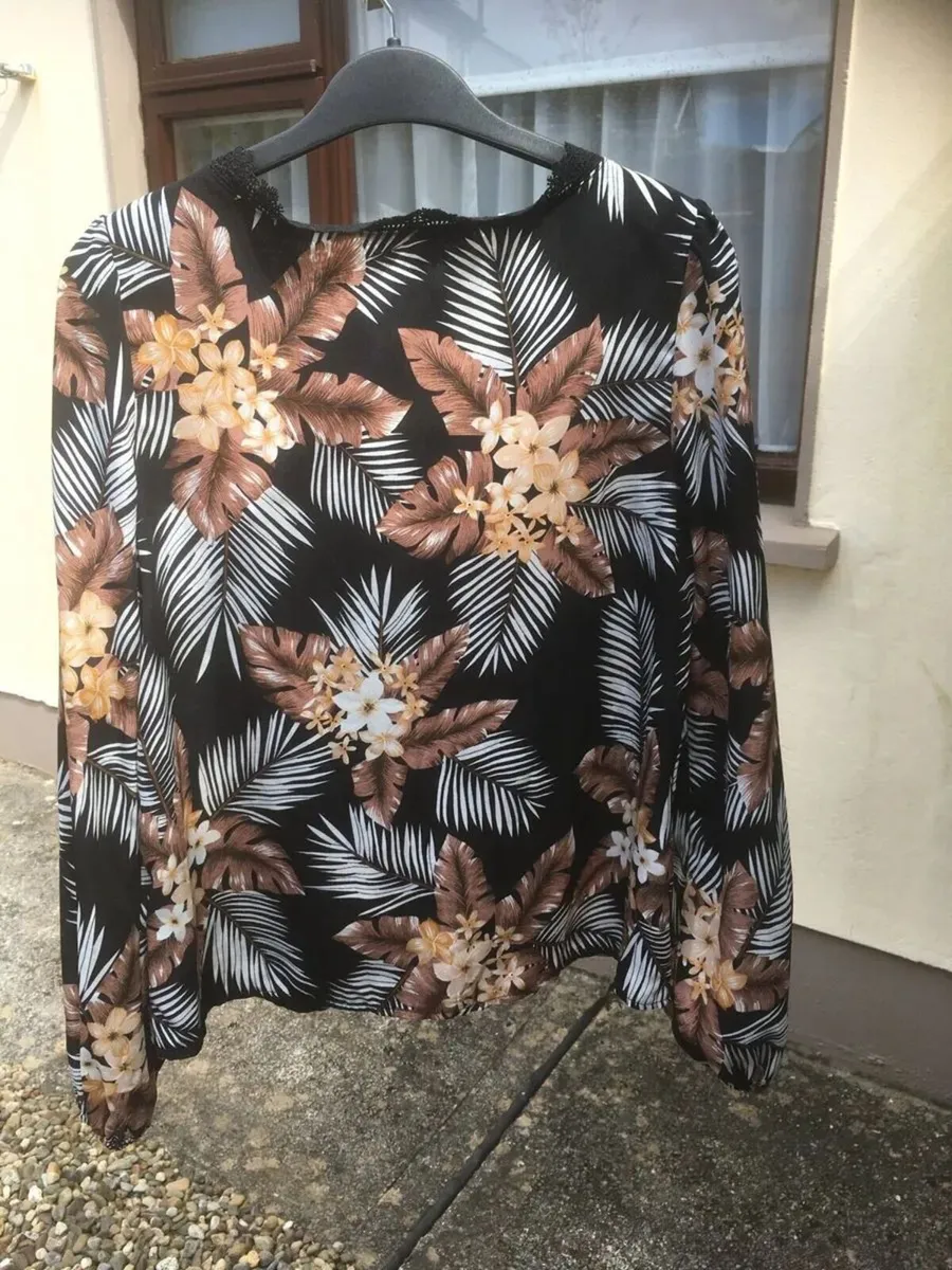 Brand New Ladies Top, Size Medium - Image 4