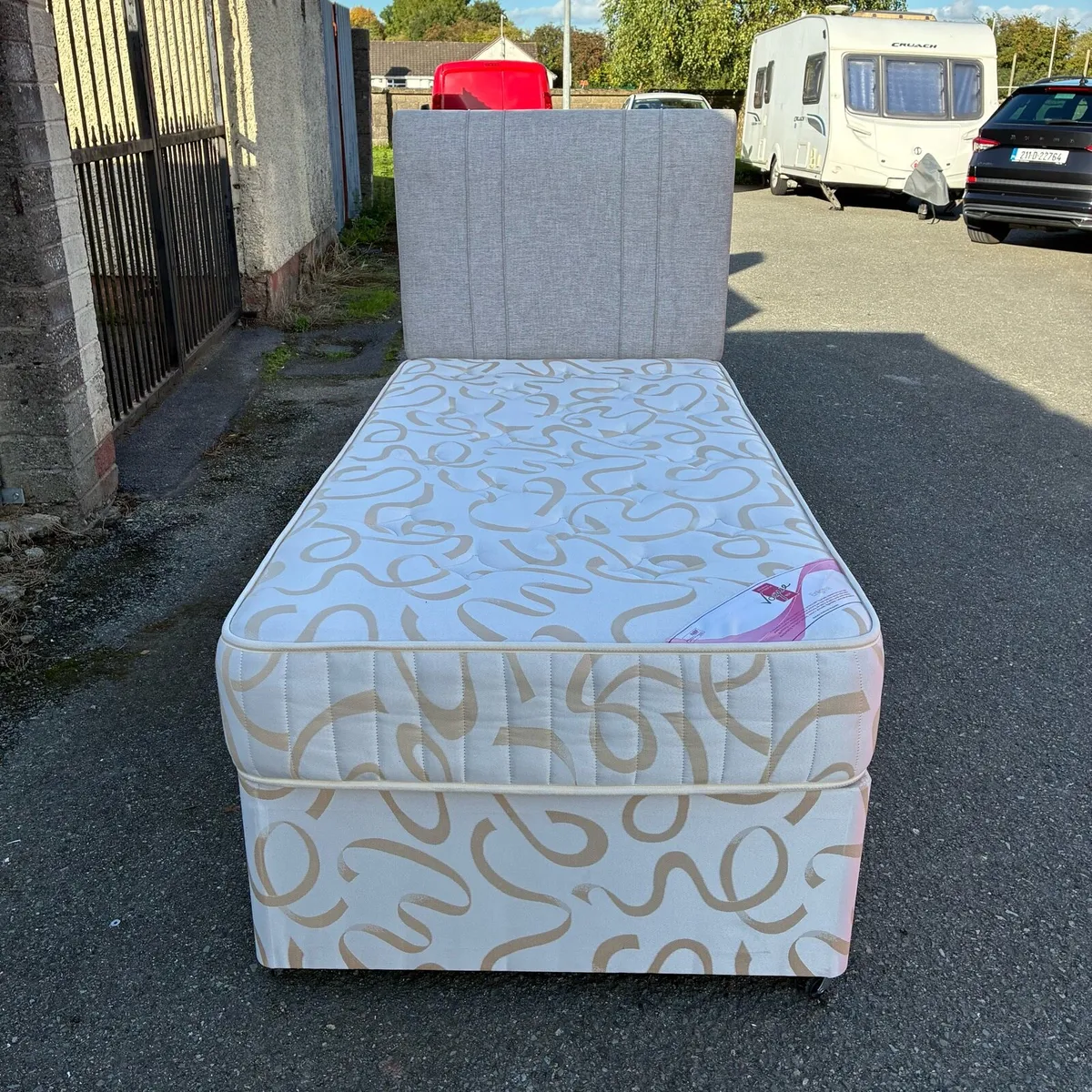Single bed with New headboard - Image 1