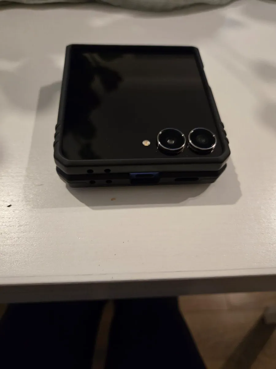 Samsung Z Flip 7 Unlocked - Image 1