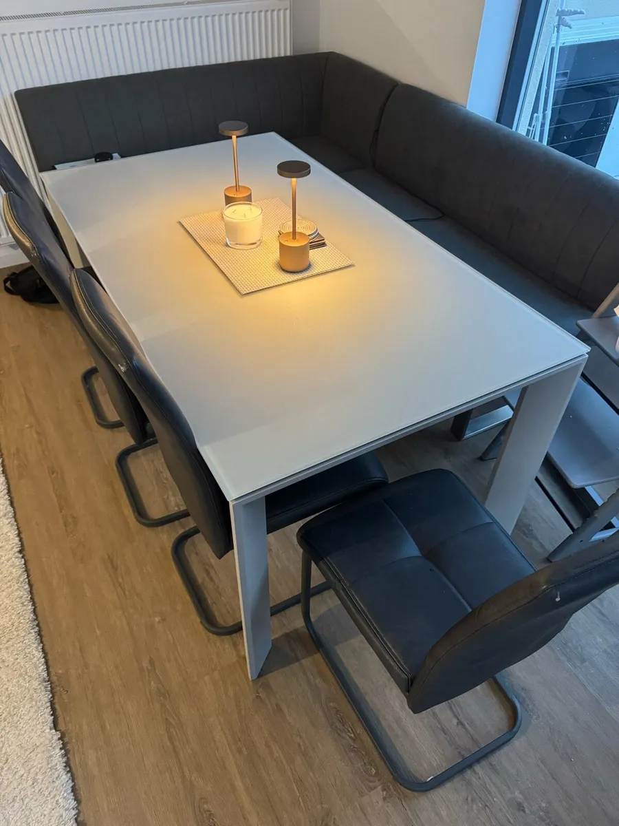 Extendable dining table. - Image 1