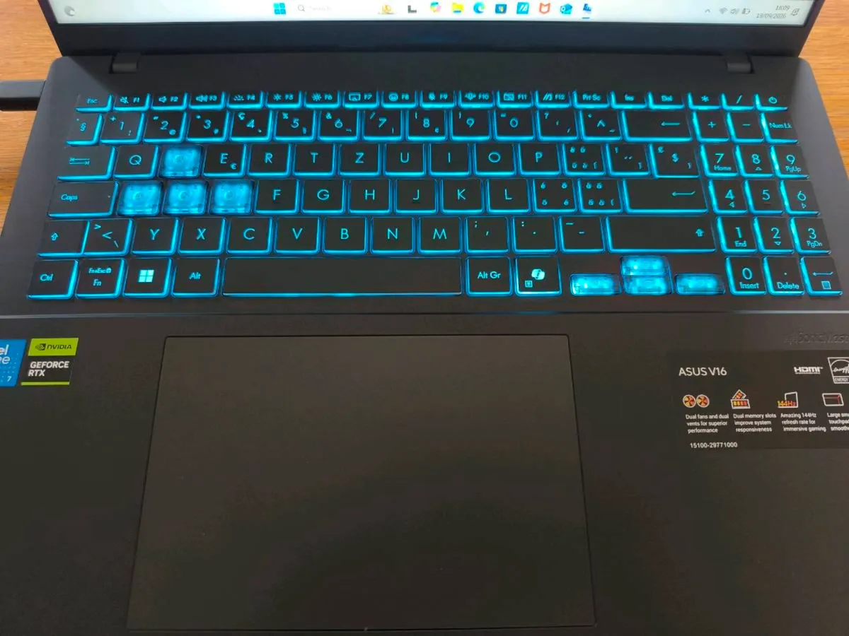 Asus V16 Ultra 7 RTX 5070 32gb Gaming Laptop - Image 2