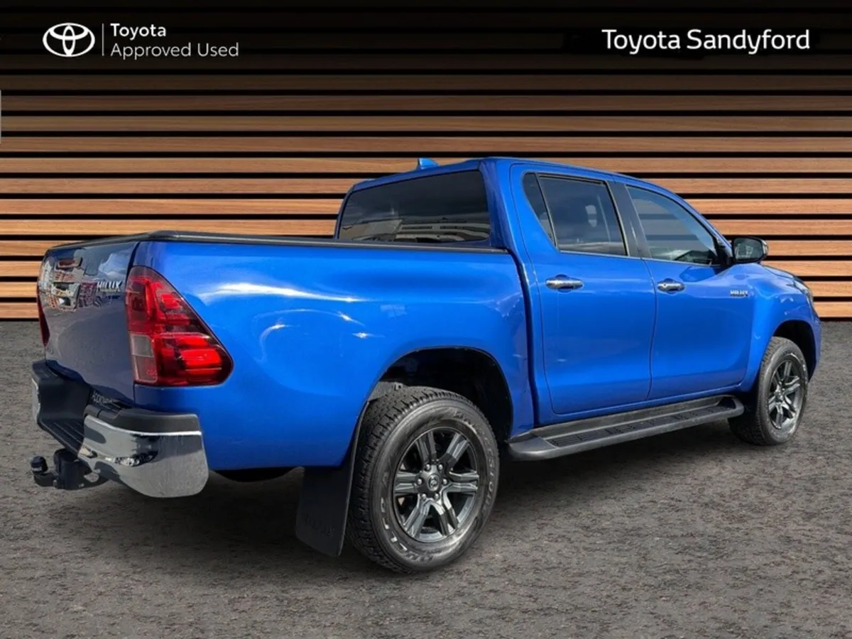 Toyota Hilux 2.8 SR5 AUTOMATIC DOUBLE CAB // REAR - Image 2