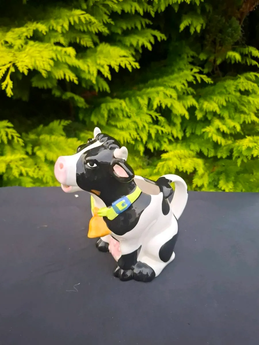 Cow novelty pitcher postage possible - Image 1