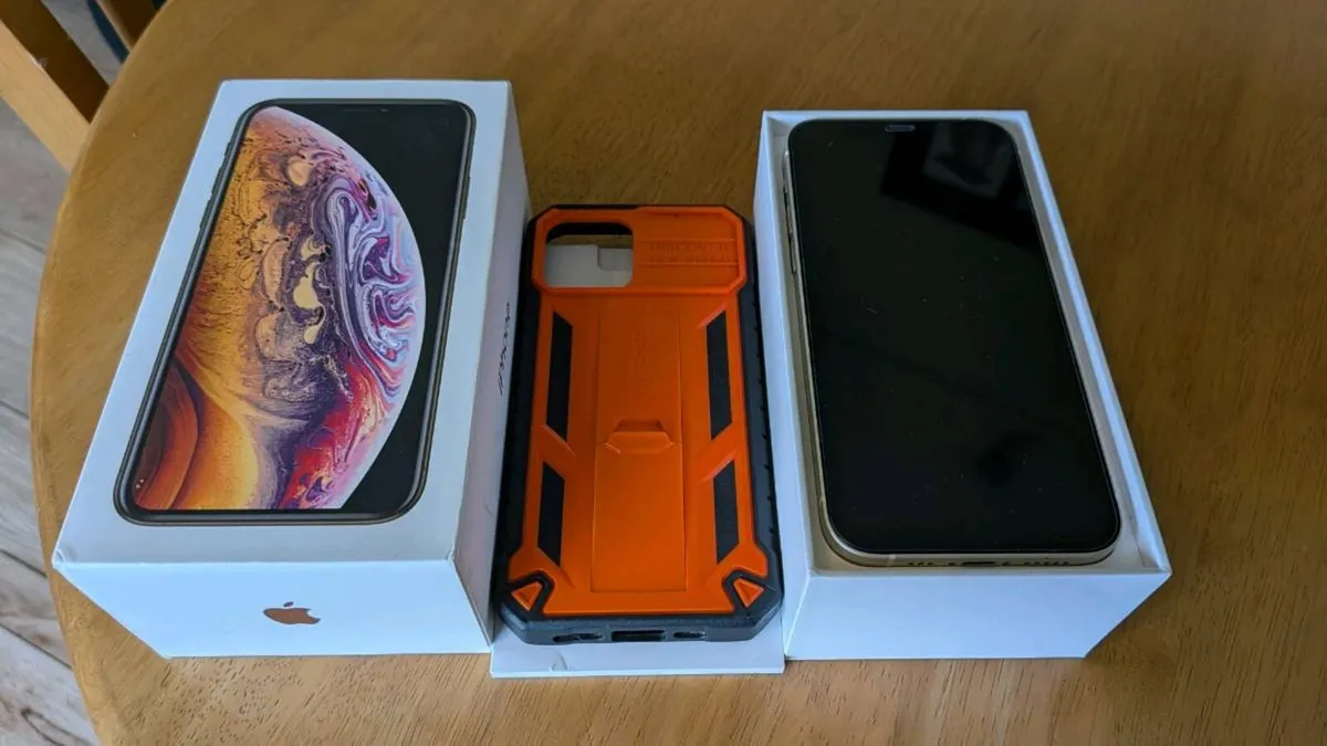 IPhone 12 in mint condition - Image 4