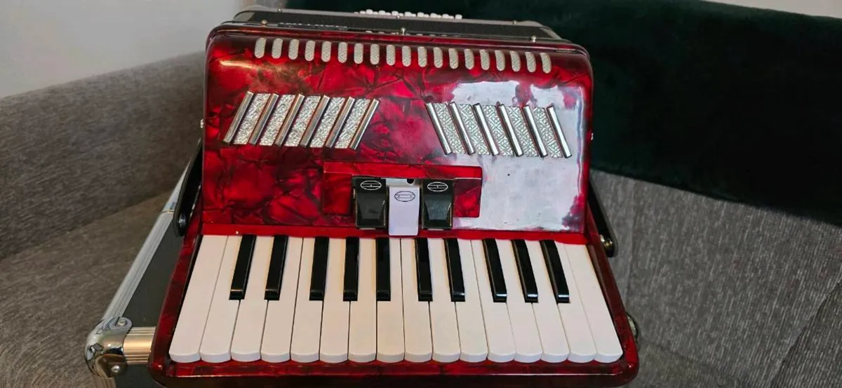 Piano Accordion - excellent condition - Image 4