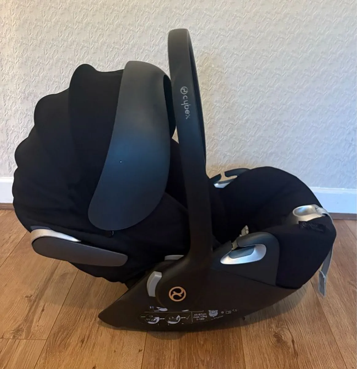 Cybex Cloud Z Rotating Car Seat & isofix base - Image 1