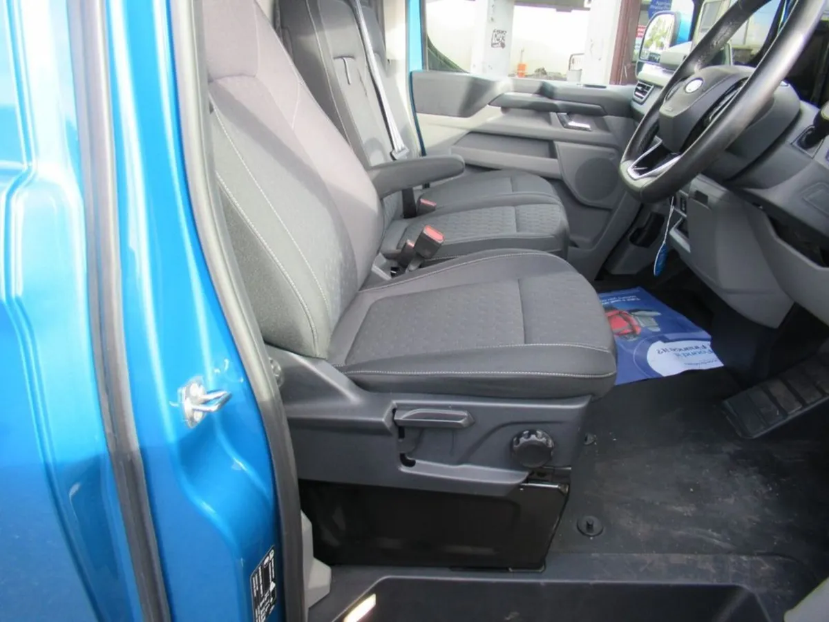 2.0 320 (170 ps)Auto L2 H1 Limited Panel Van 5dr D - Image 3